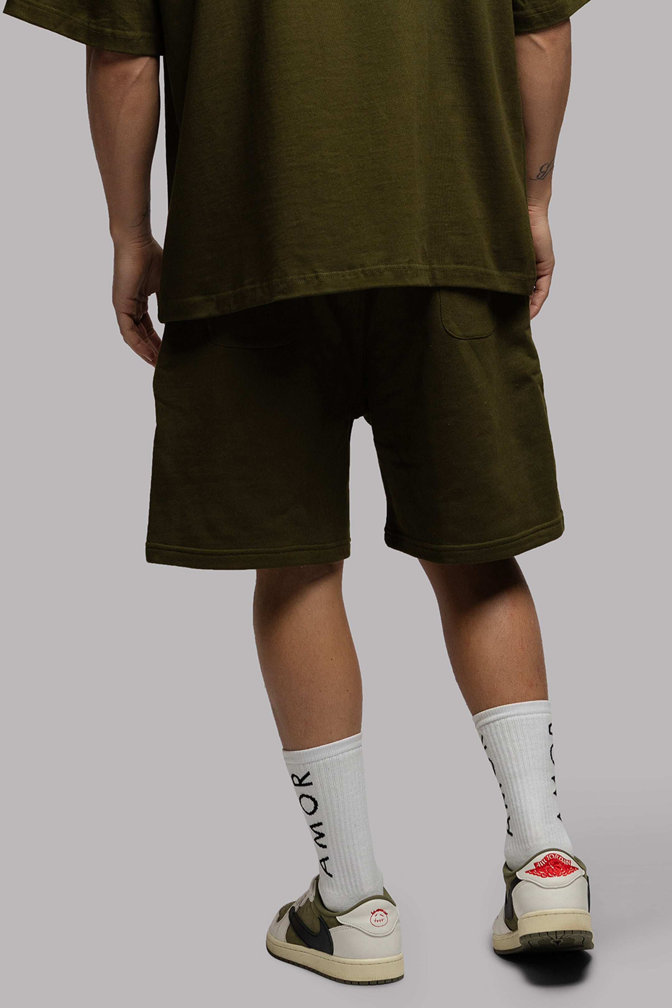 AMOR SHORT IN OLIVE GREEN