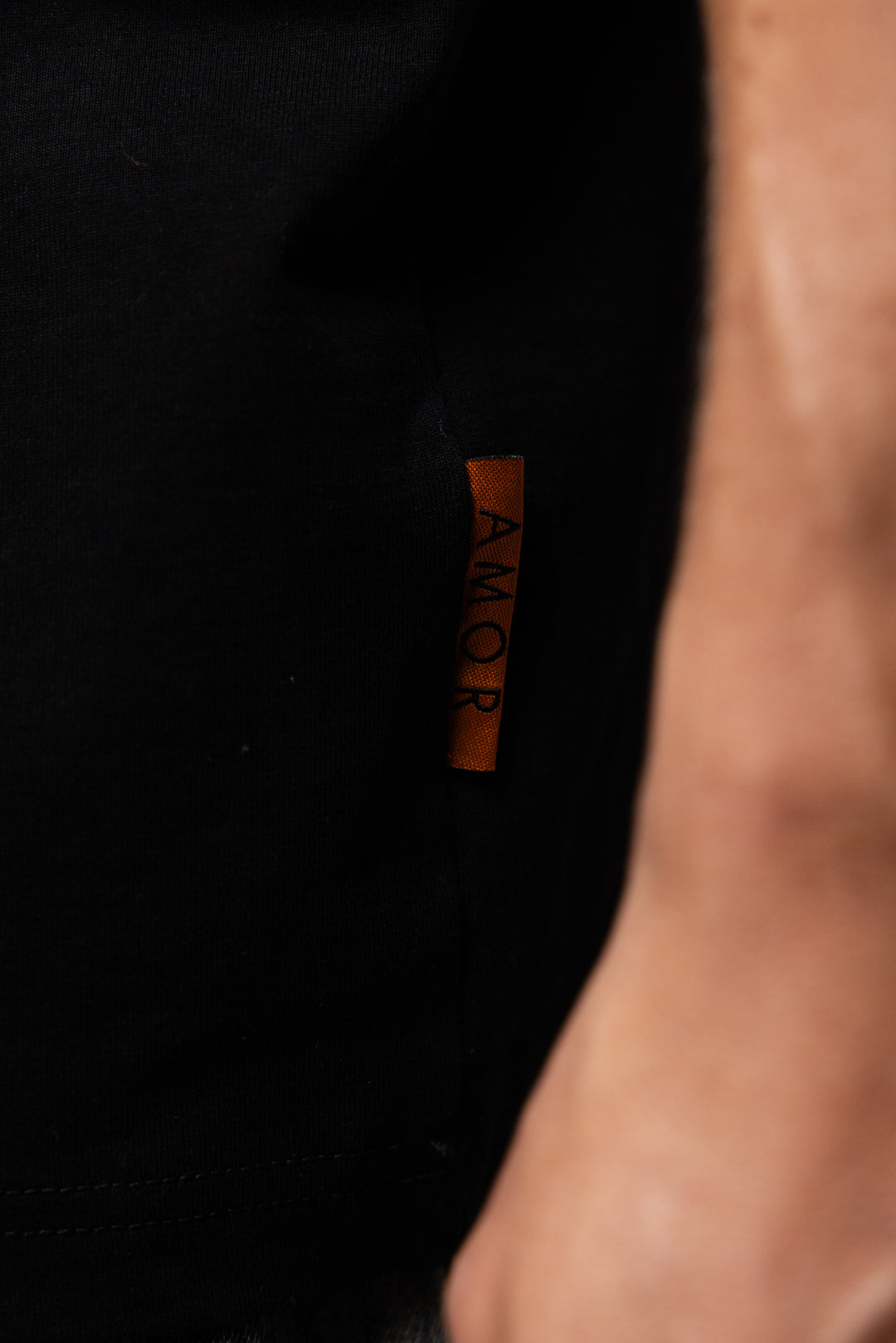 THE ATHLETE TEE IN NIGHT BLACK